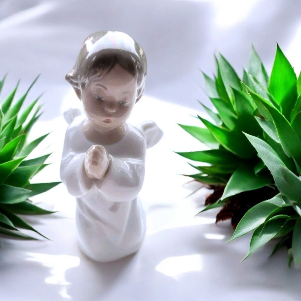 Lladró Angel Praying Figurine #4962 - Picture 2 of 16
